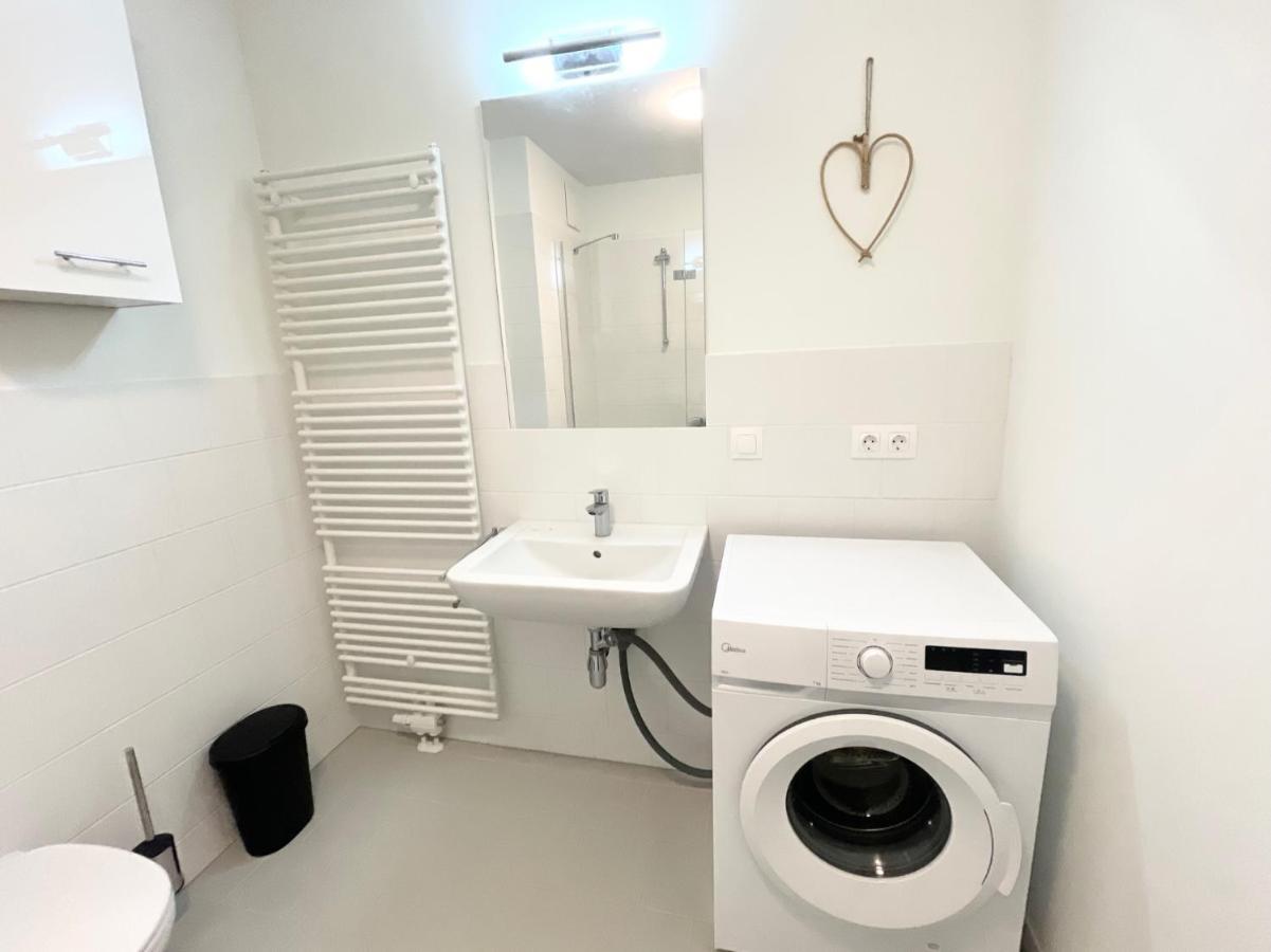 Central 55M2 Flat With Balcony & Parking Wina Bagian luar foto