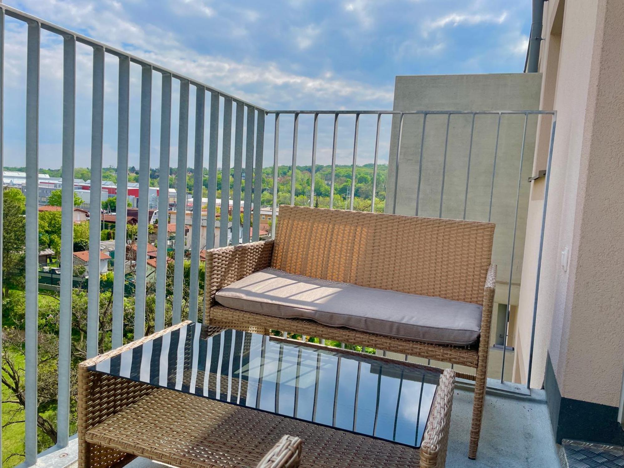 Central 55M2 Flat With Balcony & Parking Wina Bagian luar foto